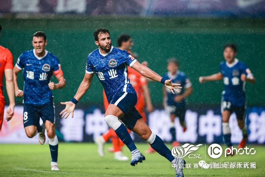 الهلال والاهلي المصري بث مباشرمواجهة أسطورية بين عمالقة الكرة العربية
